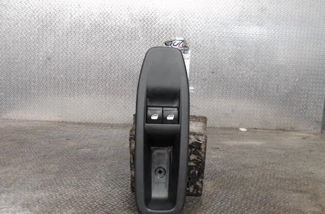 Commande lève-glace porte avant gauche Peugeot 208 I (CA_, CC_) 1.0 (2012) occasion