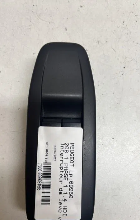 Commande lève-glace porte avant gauche Peugeot 208 I (CA_, CC_) 1.4 hdi (2012) 3 portes occasion — photo 2