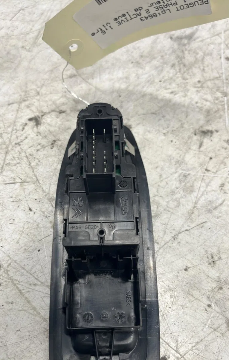 Commande lève-glace porte avant gauche Peugeot 208 I (CA_, CC_) 1.6 bluehdi 100 (2015) 5 portes occasion — photo 2