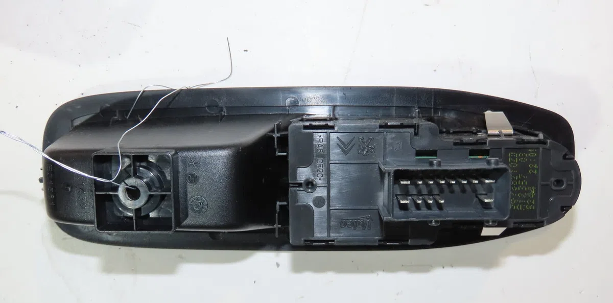 Commande lève-glace porte avant gauche Peugeot 208 I (CA_, CC_) 1.6 bluehdi 100 (2015) 5 portes occasion — photo 2