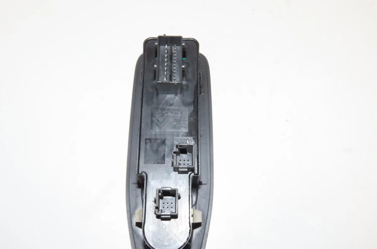 Commande lève-glace porte avant gauche Peugeot 208 I (CA_, CC_) 1.6 hdi (2012) occasion — photo 2