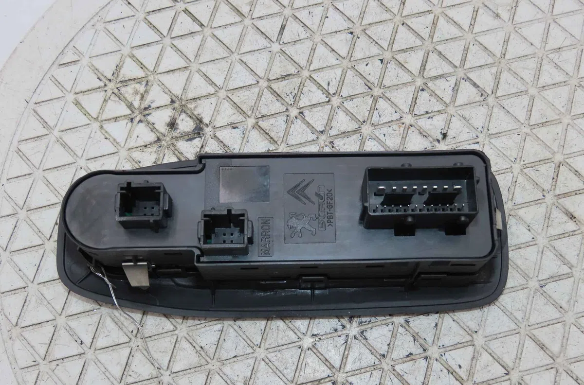 Commande lève-glace porte avant gauche PEUGEOT 208 I occasion — photo 2