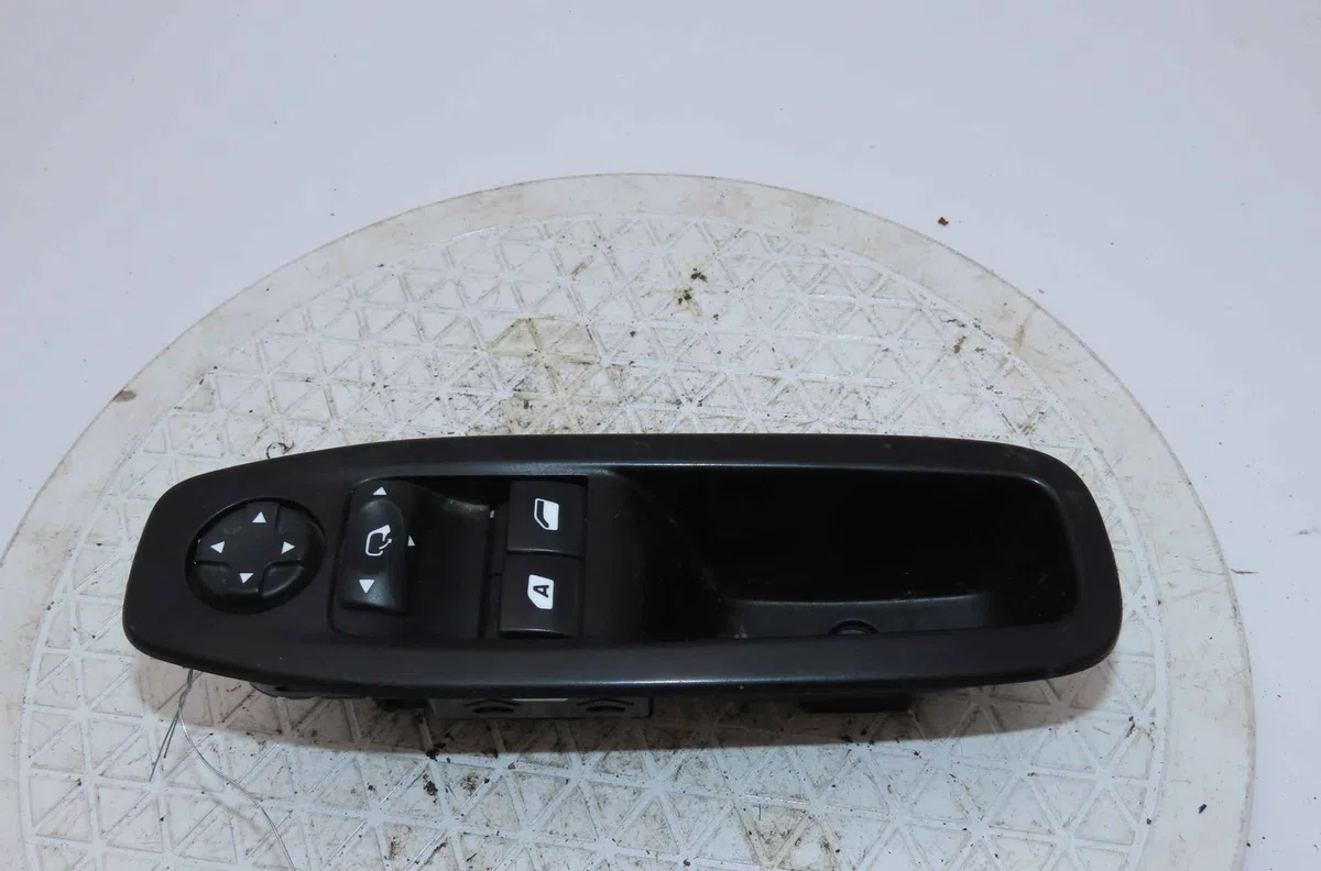 Commande lève-glace porte avant gauche PEUGEOT 208 I occasion — photo 2