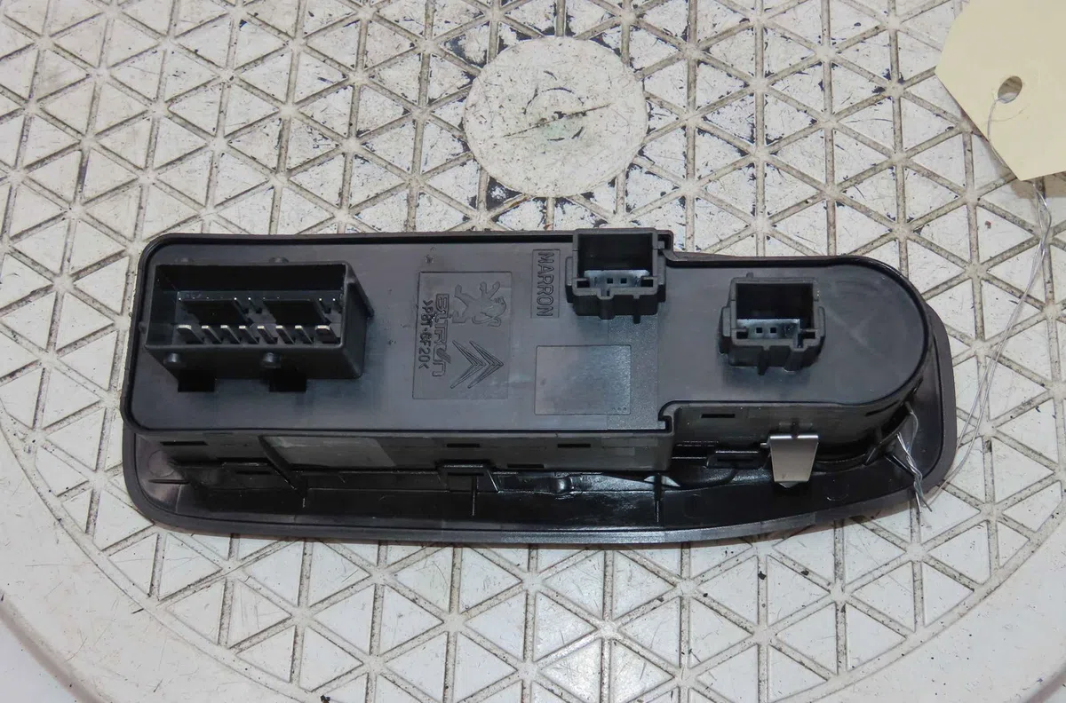Commande lève-glace porte avant gauche PEUGEOT 208 I occasion