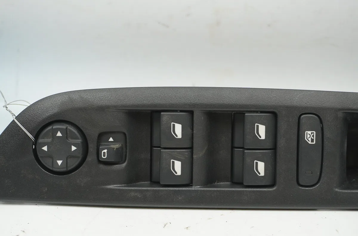 Commande lève-glace porte avant gauche Peugeot 208 II (UB_, UP_, UW_, UJ_) 1.2 mhev (2023) occasion — photo 2