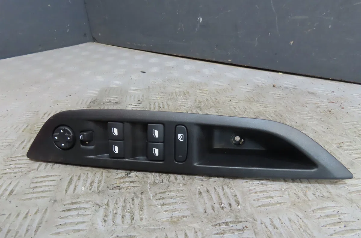 Commande lève-glace porte avant gauche Peugeot 208 II (UB_, UP_, UW_, UJ_) 1.2 puretech 100 (2019) 5 portes occasion