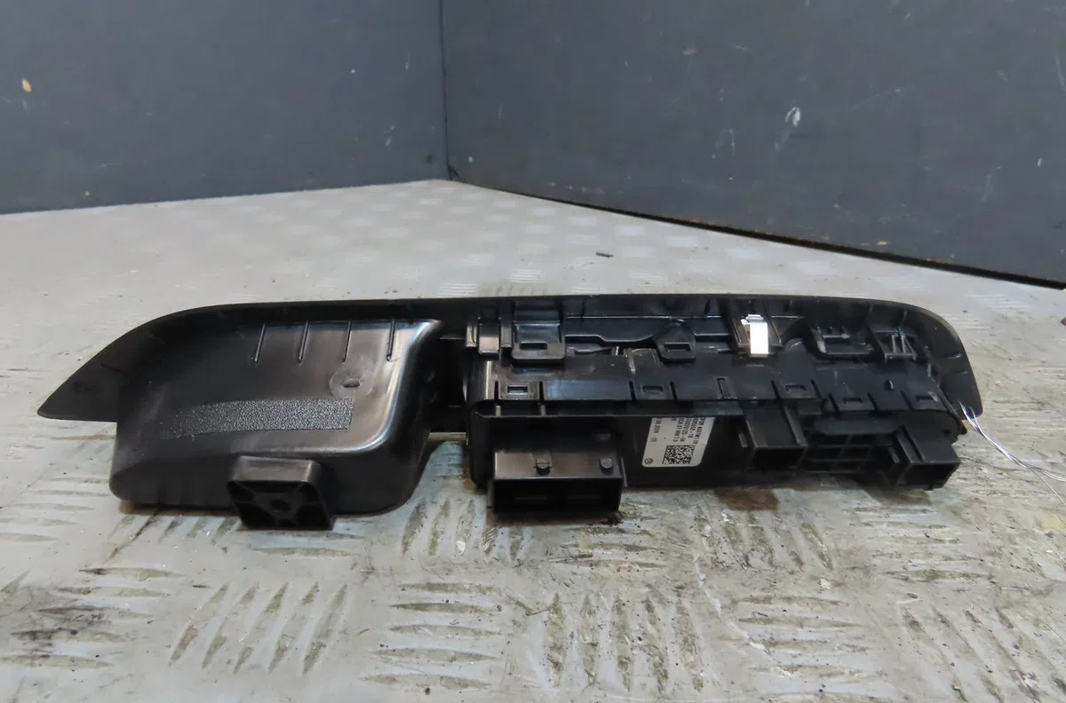 Commande lève-glace porte avant gauche Peugeot 208 II (UB_, UP_, UW_, UJ_) 1.2 puretech 100 (2019) 5 portes occasion — photo 2