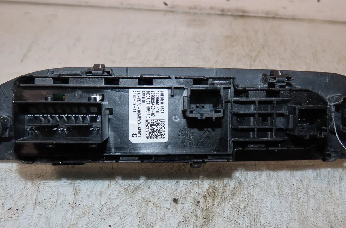 Commande lève-glace porte avant gauche Peugeot 208 II (UB_, UP_, UW_, UJ_) 1.2 puretech 130 (2019) occasion — photo 3
