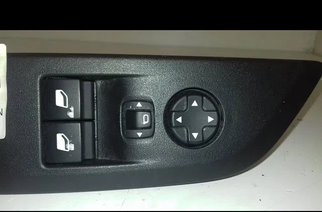 Commande lève-glace porte avant gauche Peugeot 208 II (UB_, UP_, UW_, UJ_) 1.2 puretech 75 (2019) occasion — photo 2