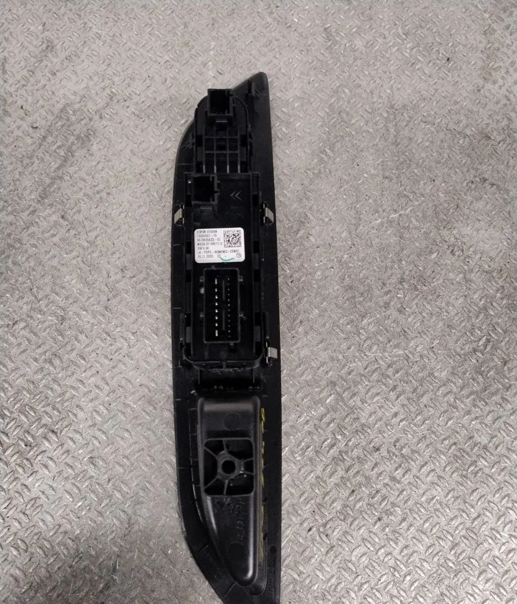 Commande lève-glace porte avant gauche Peugeot 208 II (UB_, UP_, UW_, UJ_) 1.2 puretech 75 (2019) occasion — photo 2