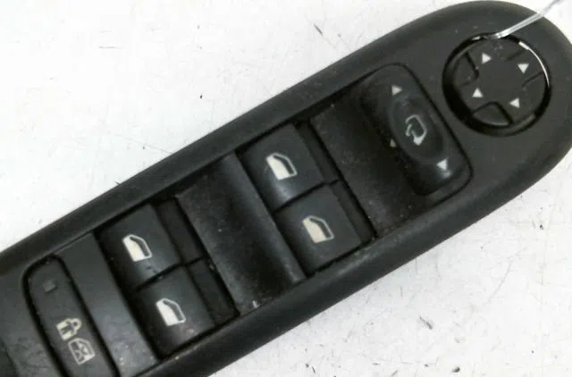 Commande lève-glace porte avant gauche Peugeot 3008 Monospace (0U_) 1.6 hdi (2009-2016) 5 portes occasion — photo 2