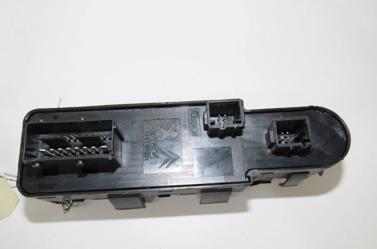 Commande lève-glace porte avant gauche Peugeot 3008 Monospace (0U_) 1.6 hdi (2009-2016) 5 portes occasion