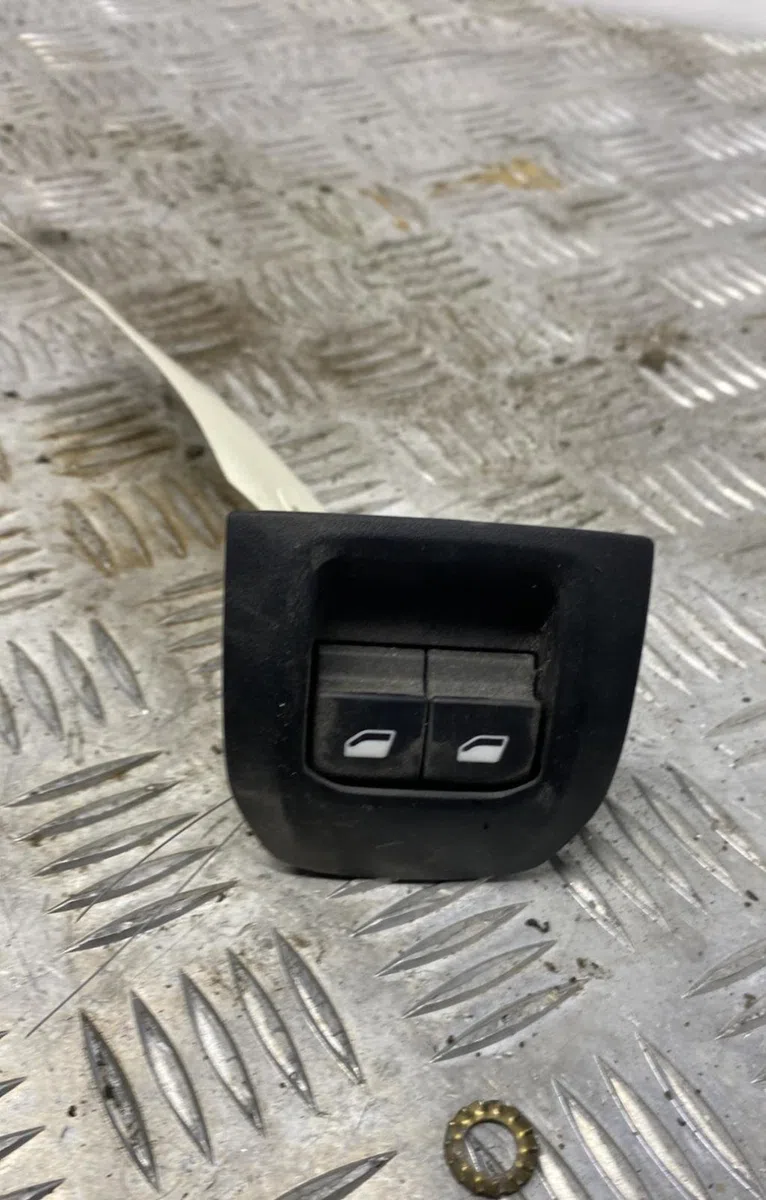 Commande lève-glace porte avant gauche PEUGEOT 301 occasion — photo 2