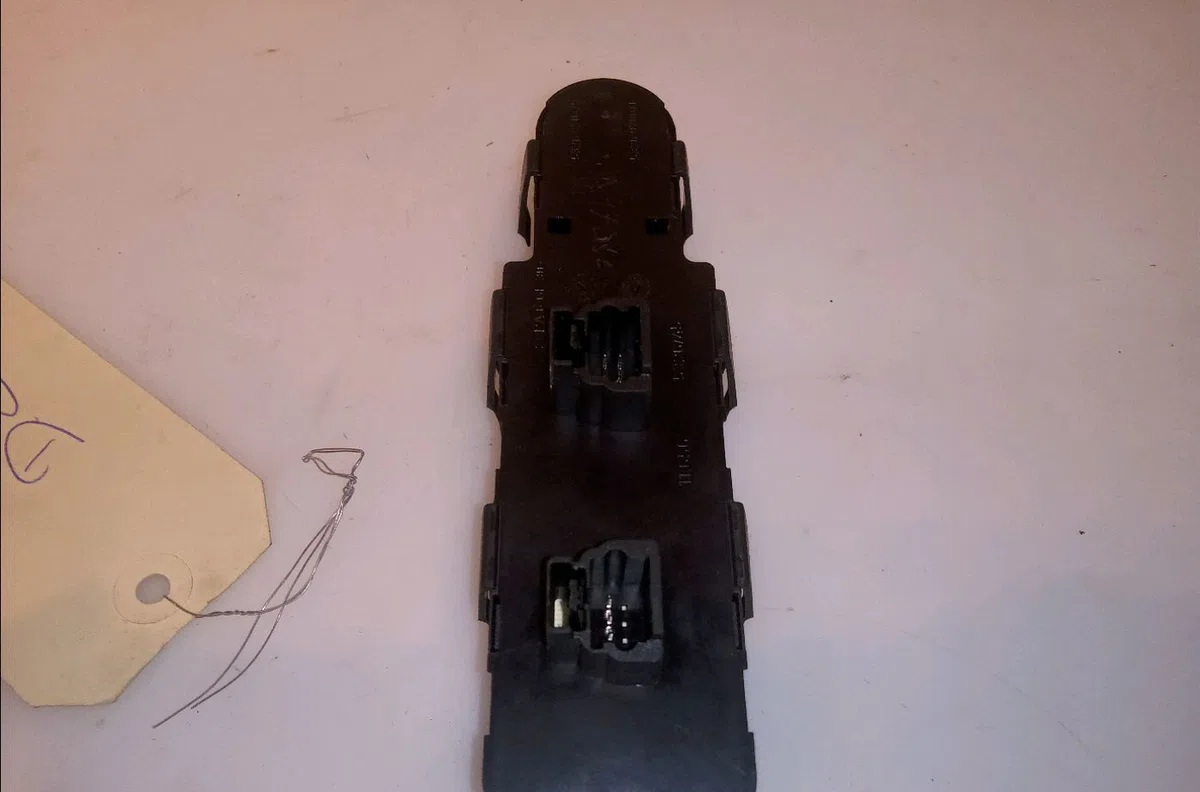 Commande lève-glace porte avant gauche Peugeot 307 CC (3B) 1.6 16v (2003-2009) 2 portes occasion — photo 2