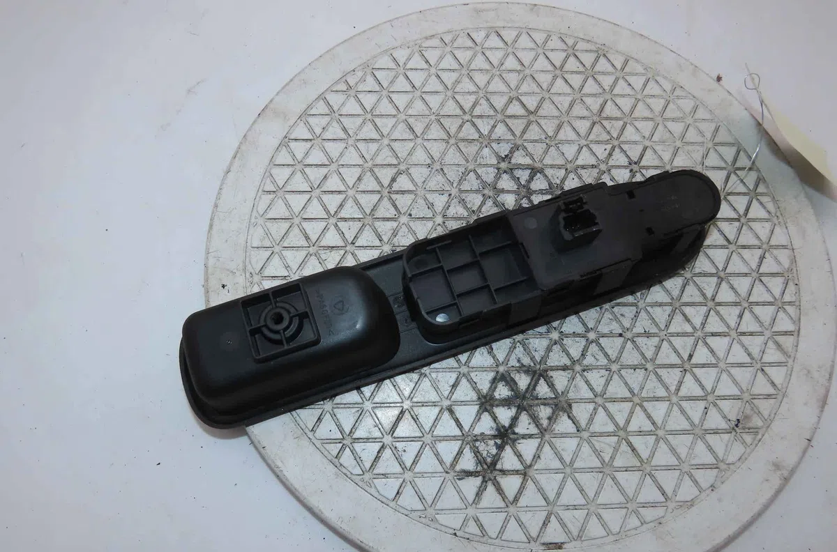 Commande lève-glace porte avant gauche PEUGEOT 307 occasion — photo 2