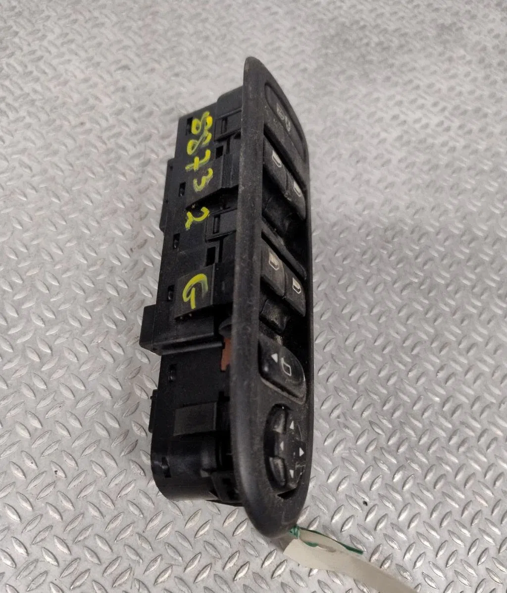 Commande lève-glace porte avant gauche PEUGEOT 308 1 SW  308 1 SW PHASE 1 BREAK occasion — photo 2