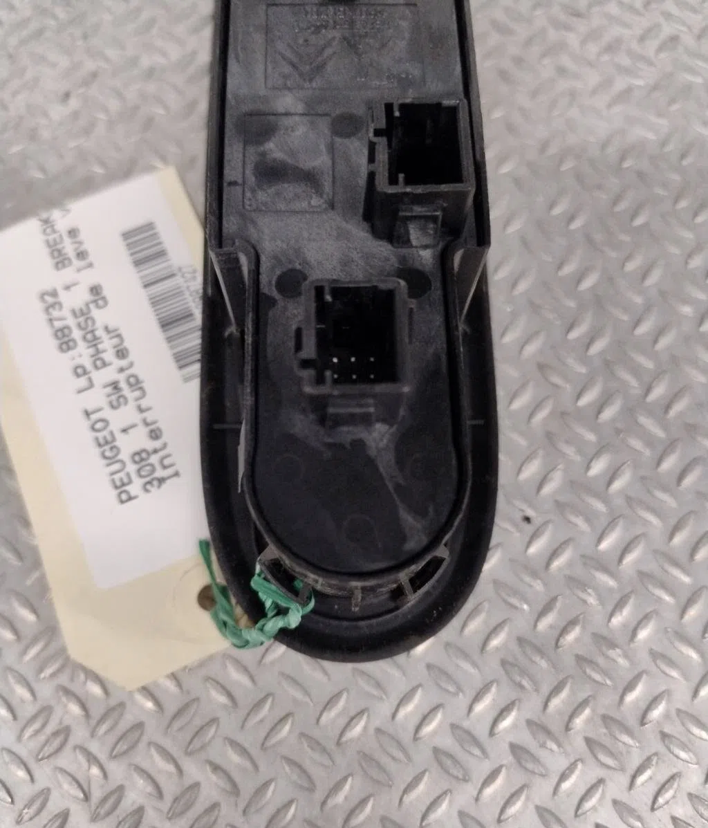 Commande lève-glace porte avant gauche PEUGEOT 308 1 SW  308 1 SW PHASE 1 BREAK occasion — photo 4