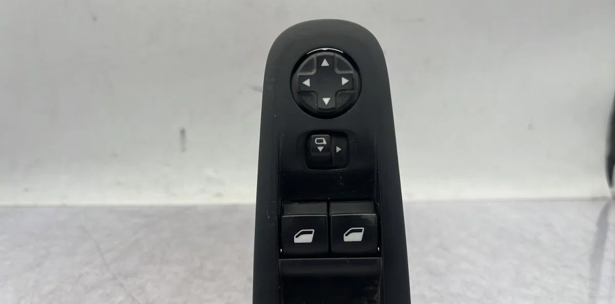 Commande lève-glace porte avant gauche PEUGEOT 308 2 SW PHASE 1 BREAK occasion — photo 3