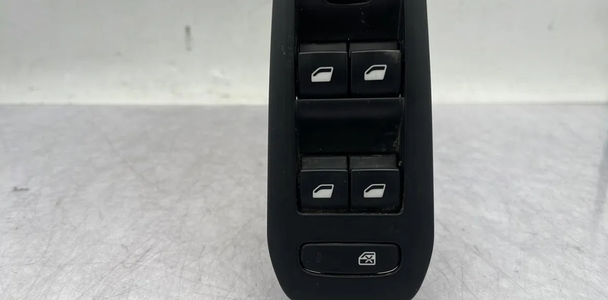 Commande lève-glace porte avant gauche PEUGEOT 308 2 SW PHASE 1 BREAK occasion — photo 4