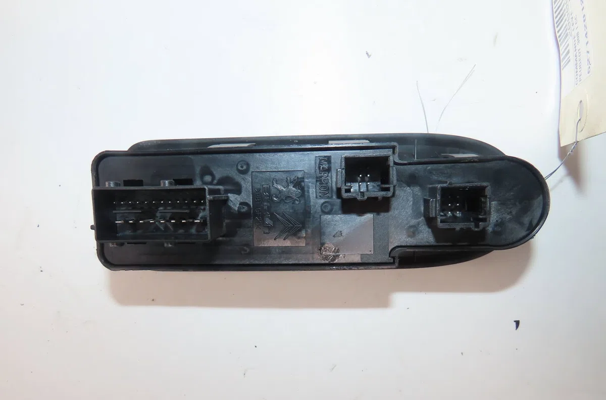 Commande lève-glace porte avant gauche Peugeot 308 CC (4B_) 2.0 hdi (2009-2012) occasion — photo 3