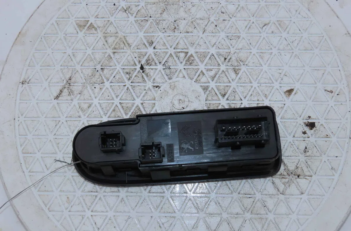 Commande lève-glace porte avant gauche PEUGEOT 308 I occasion — photo 2