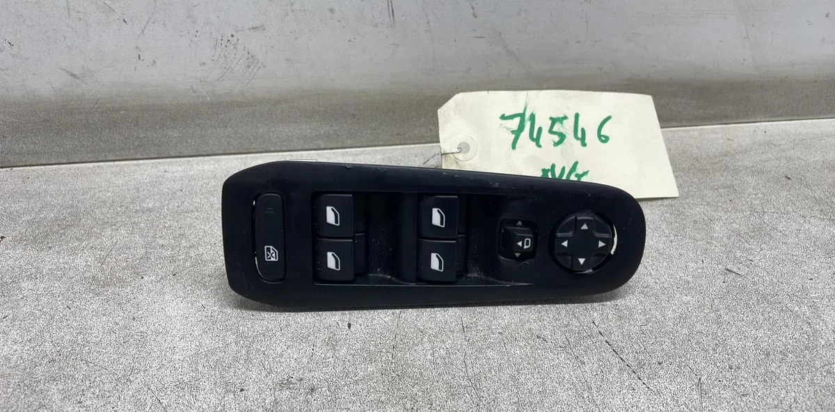 Commande lève-glace porte avant gauche Peugeot 308 II (LB_, LP_, LW_, LH_, L3_) 1.5 bluehdi 100 (2018-2021) 5 portes occasion — photo 2
