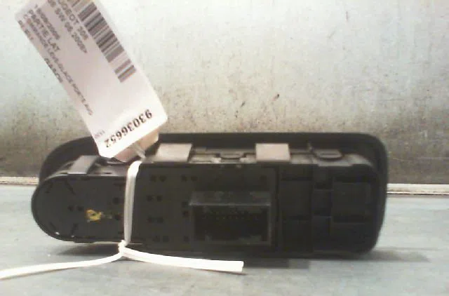 Commande lève-glace porte avant gauche Peugeot 308 SW I (4E_, 4H_) 1.6 hdi (2009-2014) 5 portes occasion — photo 2
