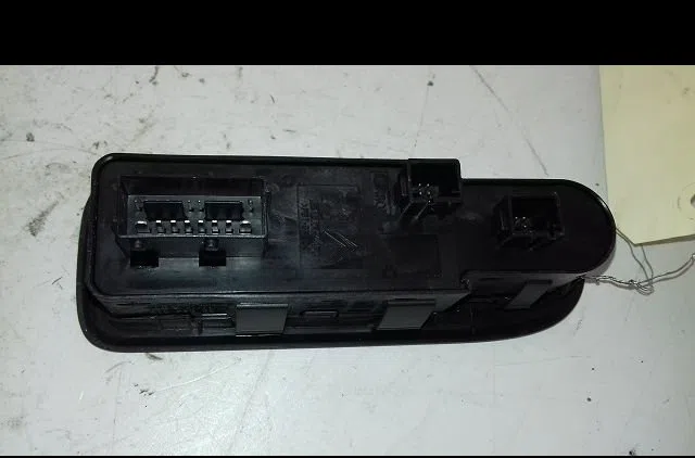 Commande lève-glace porte avant gauche Peugeot 308 SW I (4E_, 4H_) 1.6 hdi (2009-2014) occasion — photo 4