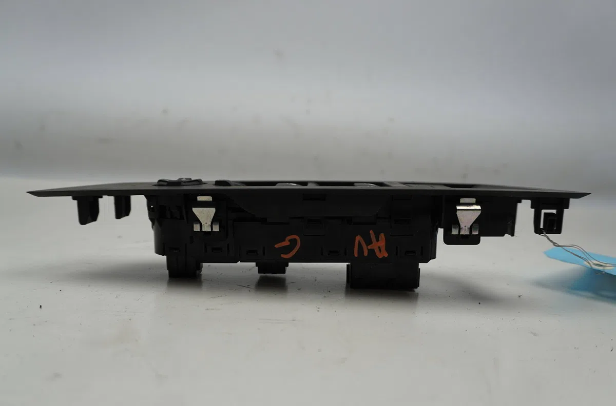 Commande lève-glace porte avant gauche Peugeot 308 SW III (FC_, FJ_, FR_, F4_) Puretech 136 (frhpyc) (2023) occasion — photo 2