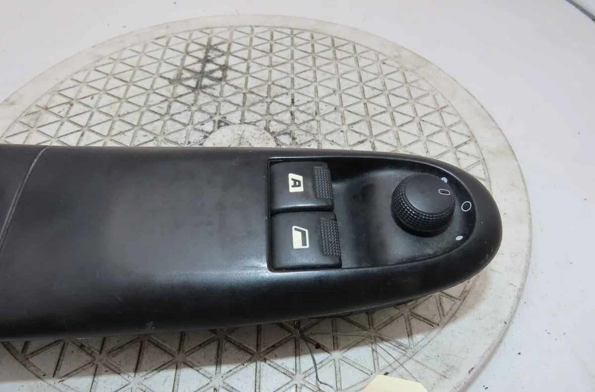 Commande lève-glace porte avant gauche PEUGEOT 406 occasion — photo 2