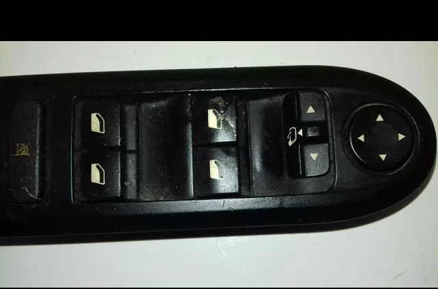 Commande lève-glace porte avant gauche Peugeot 407 (6D_) 2.0 (6drfnb, 6drfne) (2004-2005) occasion — photo 2