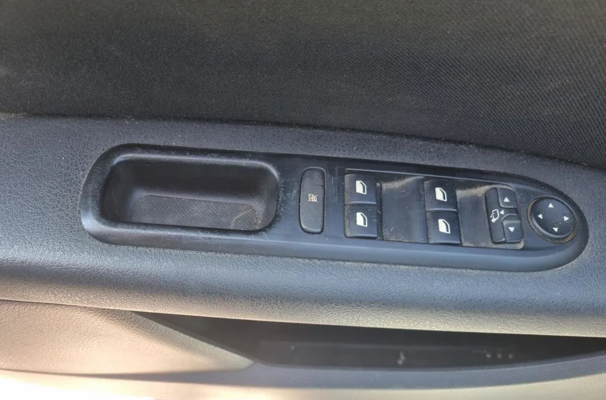 Commande lève-glace porte avant gauche PEUGEOT 407 PHASE 1 BREAK occasion — photo 2