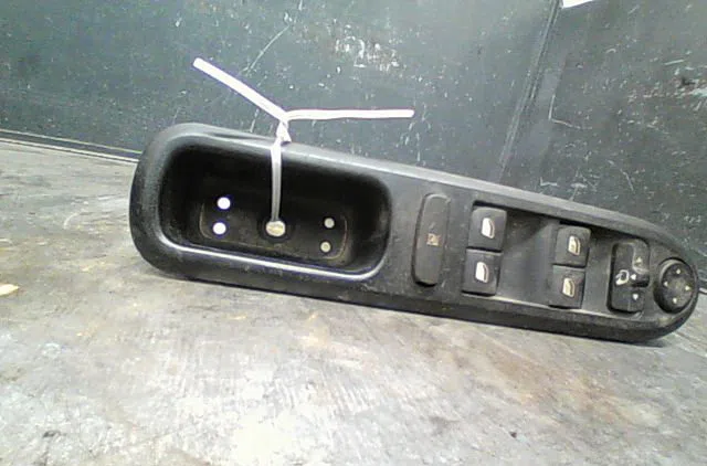 Commande lève-glace porte avant gauche Peugeot 407 SW (6E_) 2.0 hdi (2008-2010) occasion — photo 2