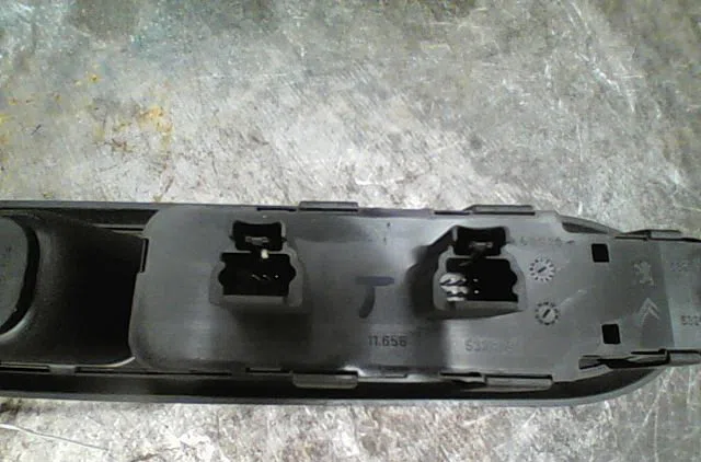 Commande lève-glace porte avant gauche Peugeot 407 SW (6E_) 2.0 hdi (2008-2010) occasion — photo 3