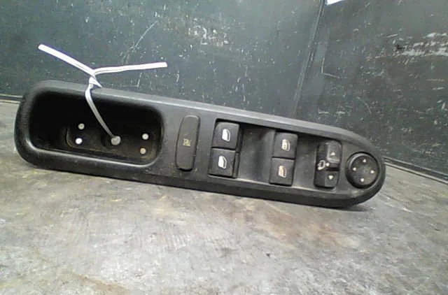 Commande lève-glace porte avant gauche Peugeot 407 SW (6E_) 2.0 hdi (2008-2010) occasion — photo 4
