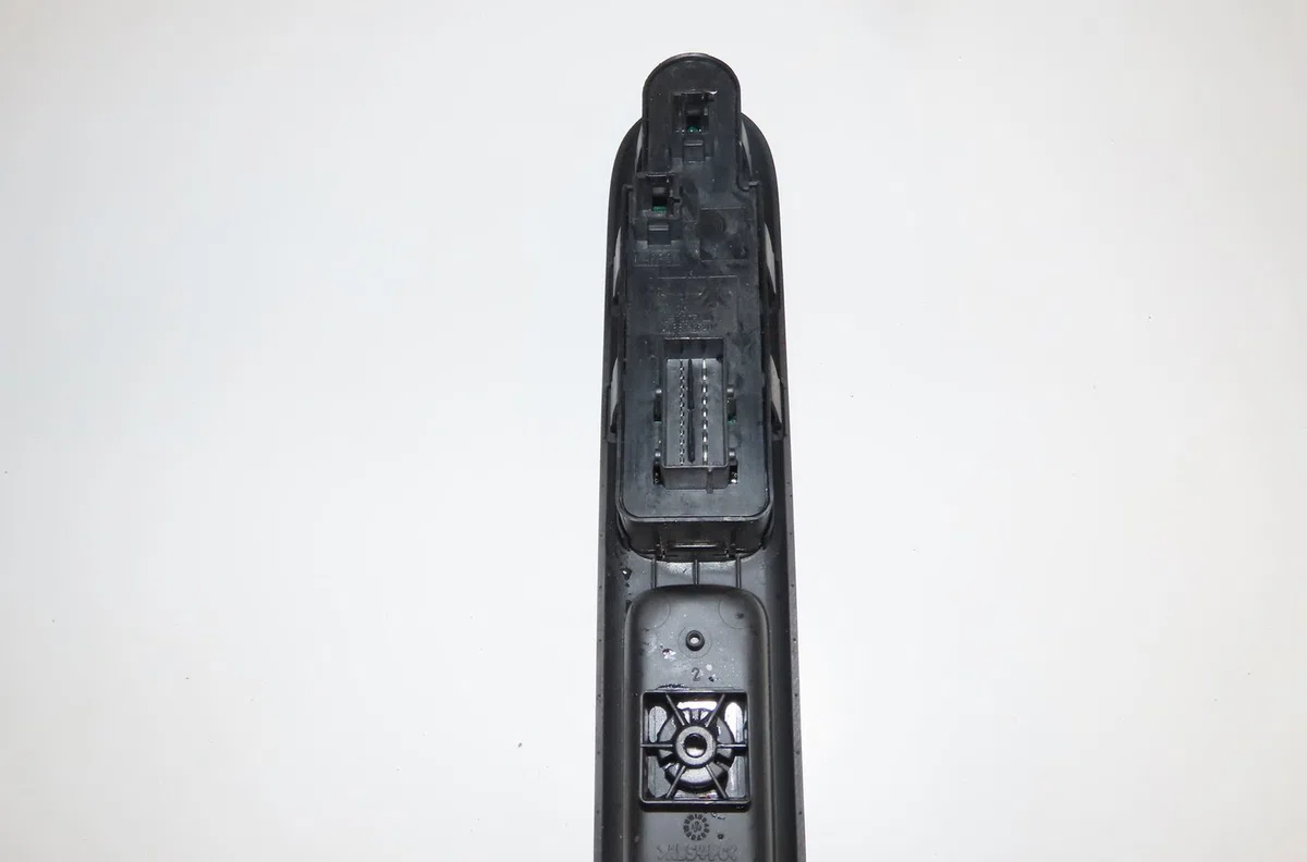 Commande lève-glace porte avant gauche Peugeot 5008 (0U_, 0E_) 1.6 hdi (2010-2017) 5 portes occasion — photo 2