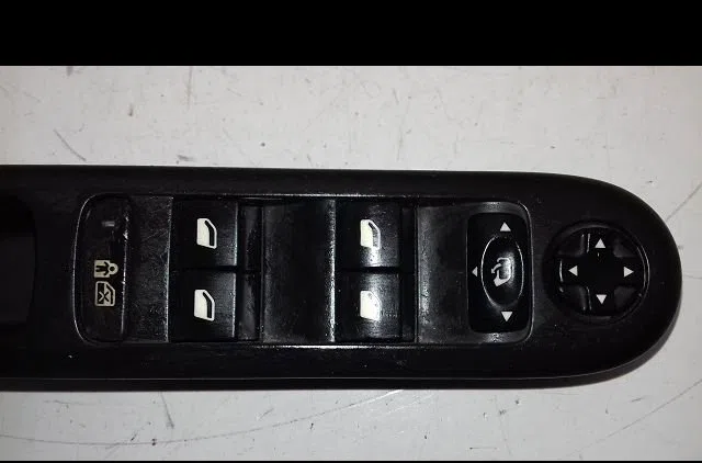 Commande lève-glace porte avant gauche Peugeot 5008 (0U_, 0E_) 2.0 hdi 150 - bluehdi 150 (2009-2017) 5 portes occasion
