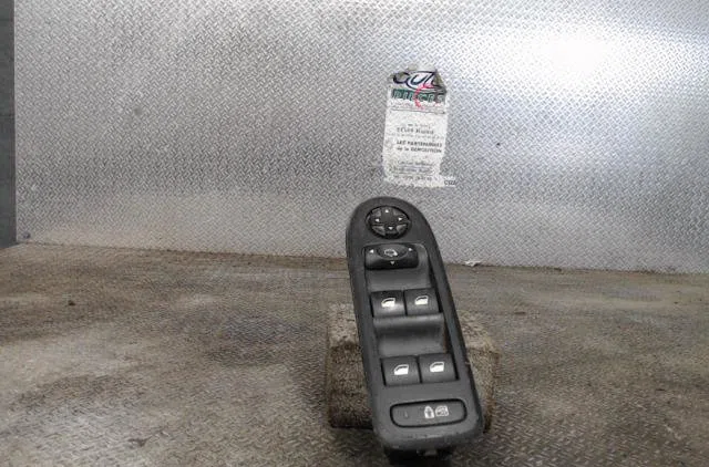 Commande lève-glace porte avant gauche PEUGEOT 508 1  508 1 PHASE 1 occasion — photo 2