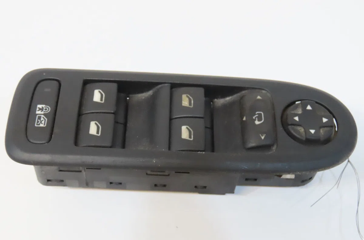 Commande lève-glace porte avant gauche Peugeot 508 I (8D_) 2.0 hdi (2010-2018) occasion — photo 2