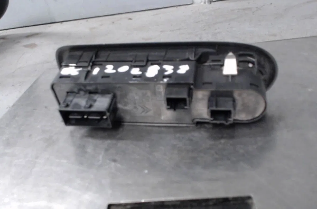 Commande lève-glace porte avant gauche Peugeot 508 SW I (8E_) 1.6 hdi (2010-2018) occasion — photo 2