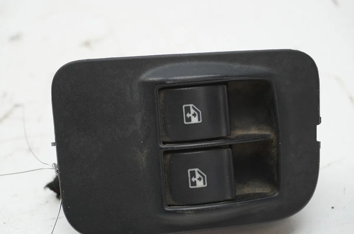 Commande lève-glace porte avant gauche Peugeot BIPPER TEPEE 1.4 hdi (2008) occasion — photo 4