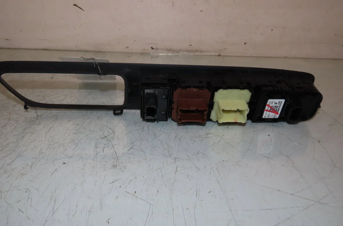 Commande lève-glace porte avant gauche RENAULT CAPTUR 2019 occasion — photo 2