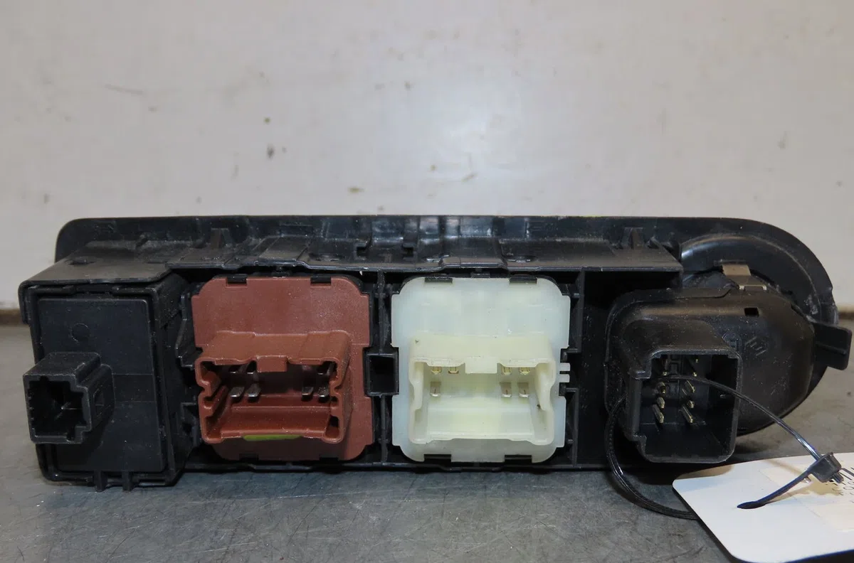 Commande lève-glace porte avant gauche Renault CAPTUR I (J5_, H5_) 0.9 tce 90 (2013) 5 portes occasion — photo 4