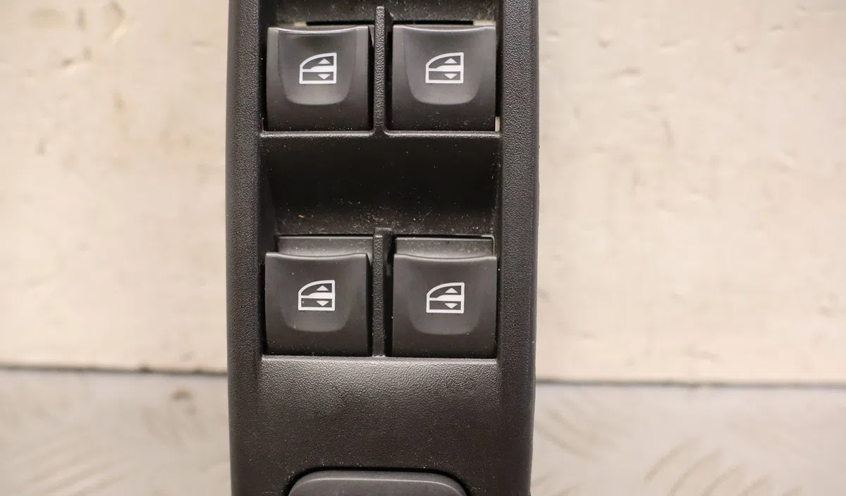 Commande lève-glace porte avant gauche Renault CAPTUR I (J5_, H5_) 1.5 dci 110 (2015) 5 portes occasion — photo 2