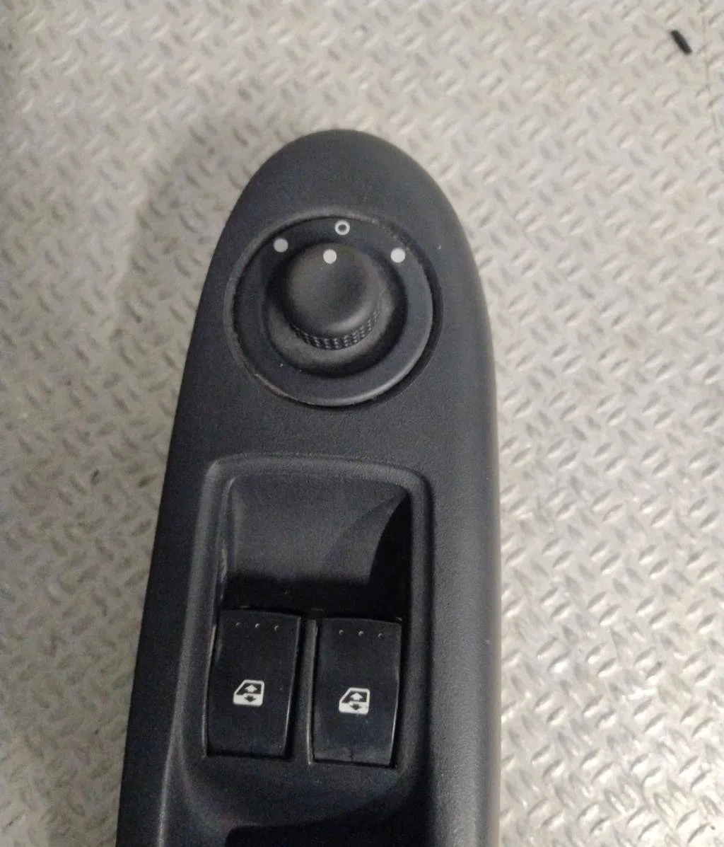 Commande lève-glace porte avant gauche RENAULT CLIO 2  CLIO 2 PHASE 2 occasion — photo 2