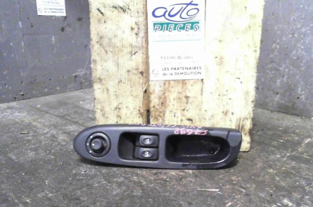 Commande lève-glace porte avant gauche RENAULT CLIO 2 PHASE 1 occasion