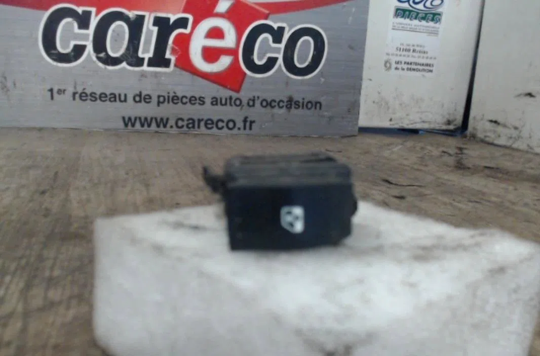 Commande lève-glace porte avant gauche RENAULT CLIO 2 PHASE 2 occasion — photo 2