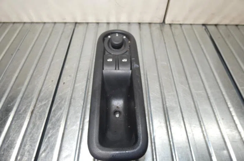 Commande lève-glace porte avant gauche RENAULT CLIO 3 PHASE 2 occasion — photo 4