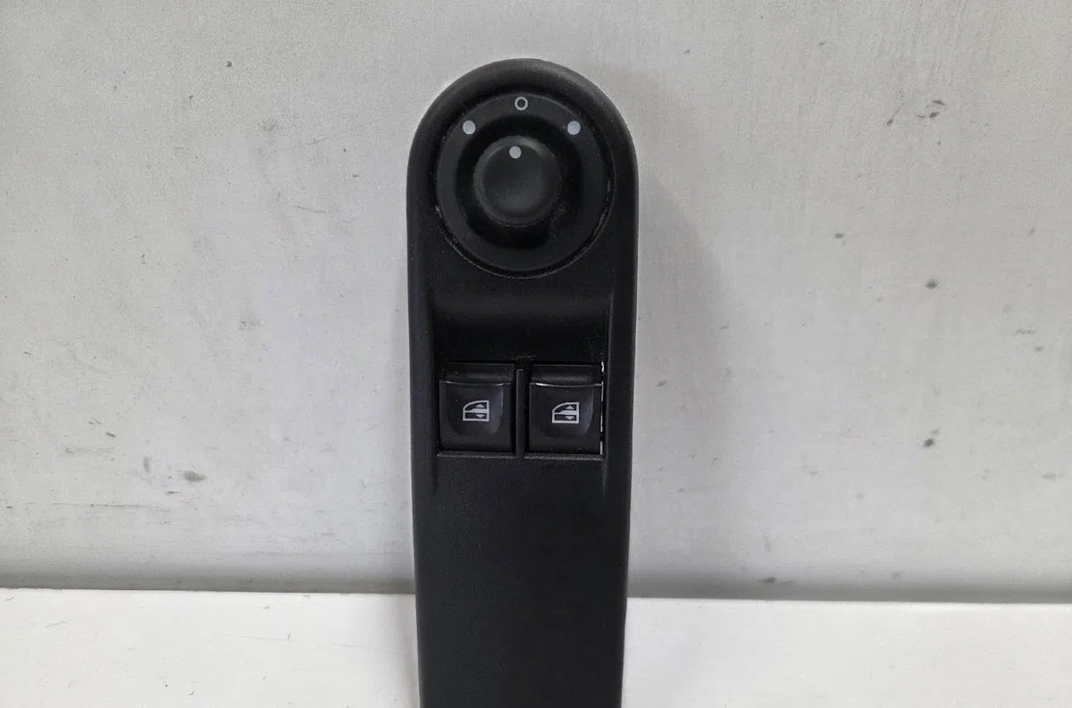 Commande lève-glace porte avant gauche RENAULT CLIO 4 PHASE 1 occasion