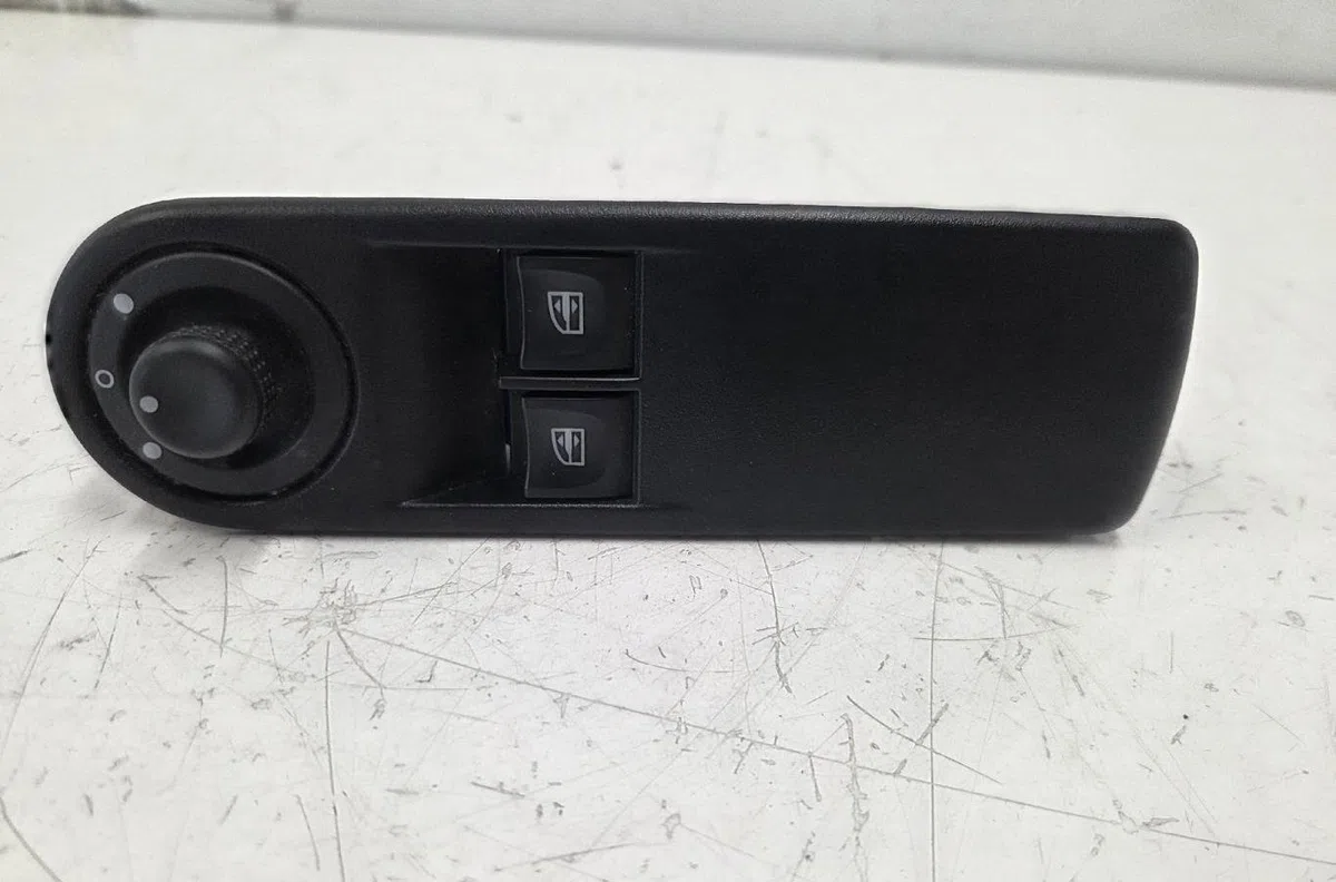 Commande lève-glace porte avant gauche RENAULT CLIO 4 PHASE 1 occasion